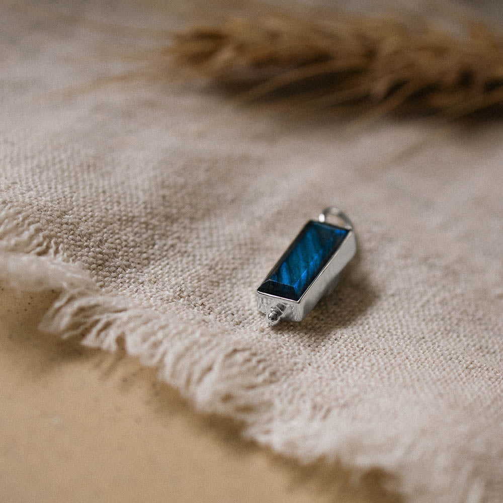 a baguette labradorite silver pendant on linen fabric